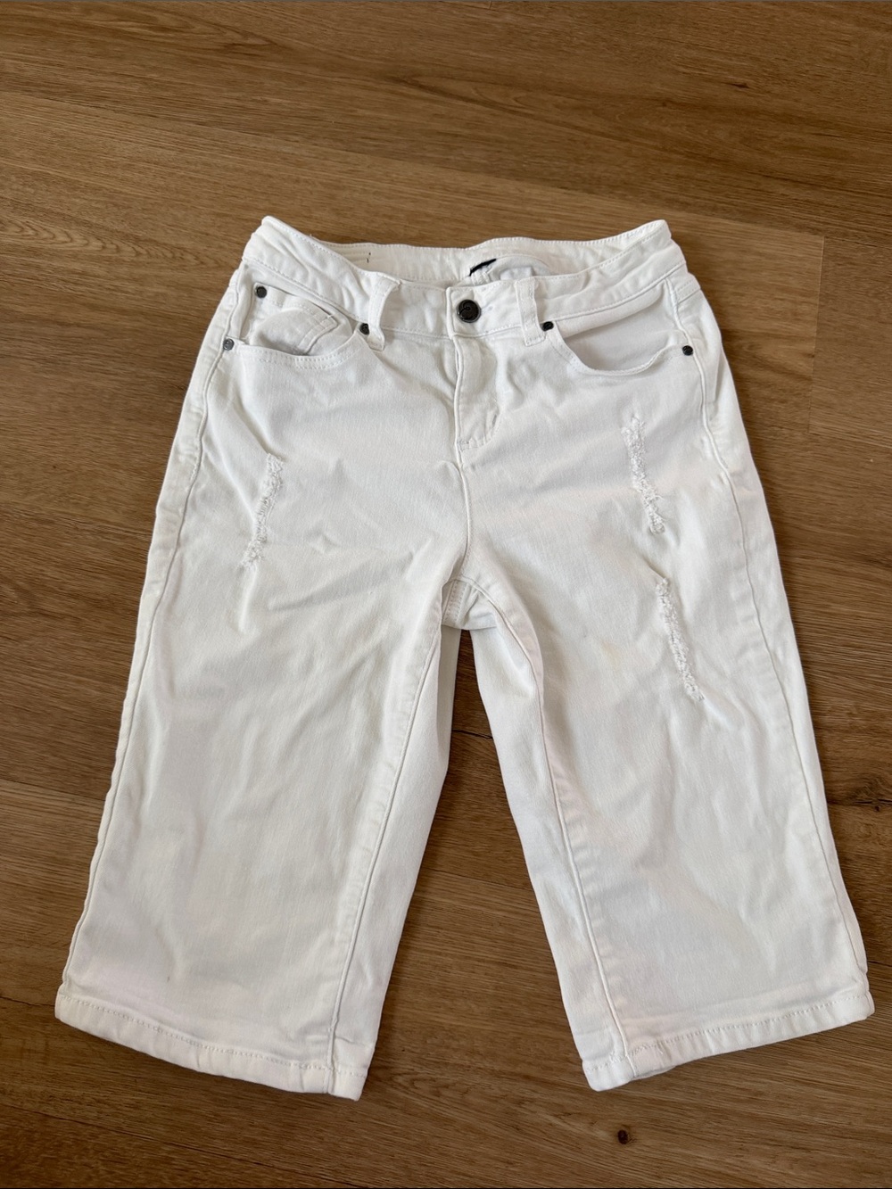 Earl Jeans White Distressed Capri Pants